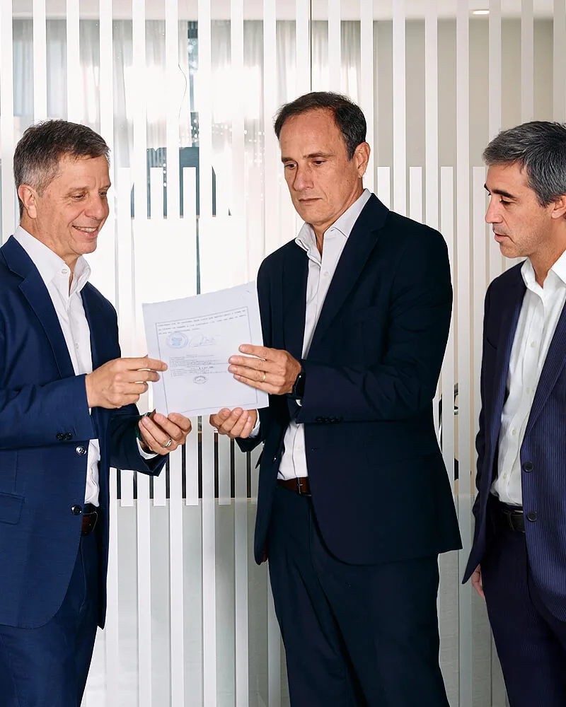 Tomás M. Fiorito, Matías Bargalló y Diego Morano analizando documentación en las oficinas de FMDC+.